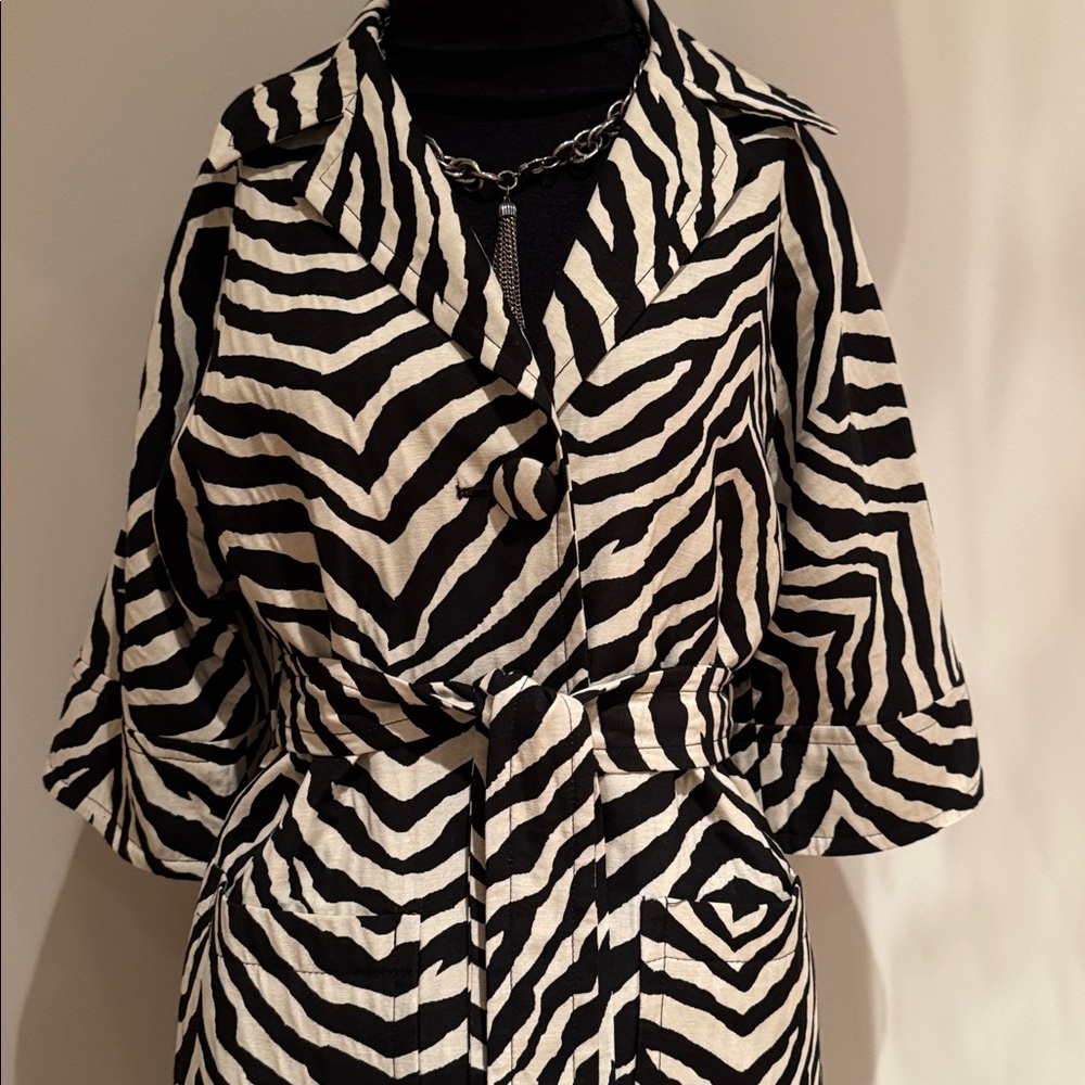 TRINA TURK PRINT LIGHTWEIGHT COAT W/SELF TIE BELT AND LARGE PATCH POCKETS SIZE 4